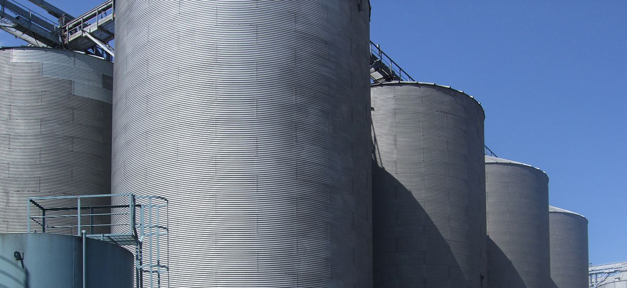 Grain silos using grain cooling units