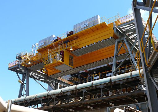 High-performance crane cabin cooling for extreme heat